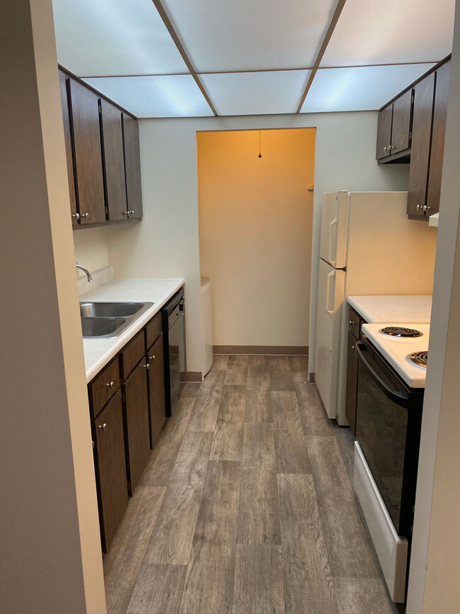 Building Photo - London Square Apartments