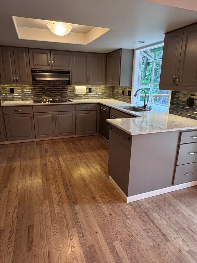 Foto del edificio - Spacious 4 Bed Home Backing to Private Woodland Trails! Finished Basement, Large Deck, Office, Pe...