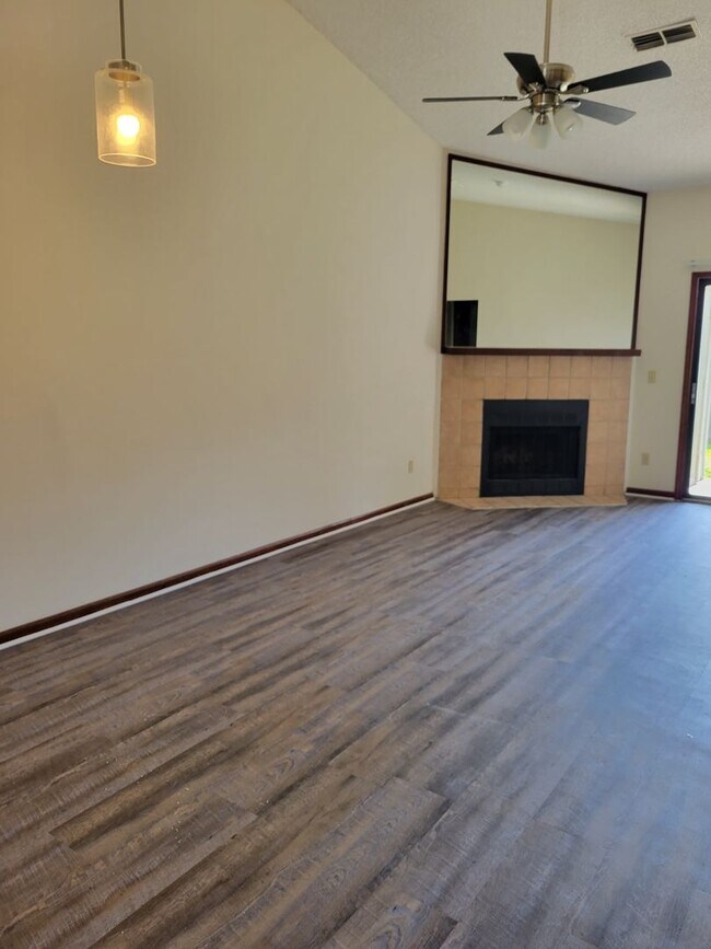 Foto del edificio - $1150 - 2/2 - Jefferson Square has received a new fresh look.