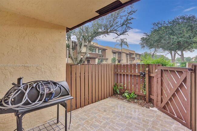 Foto del edificio - 1331 Hampton Blvd