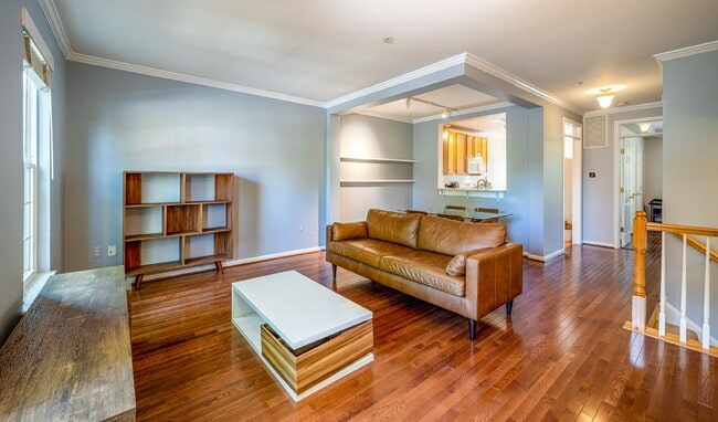Building Photo - Comfortable Condo Living in Convenient Alexandria Location
