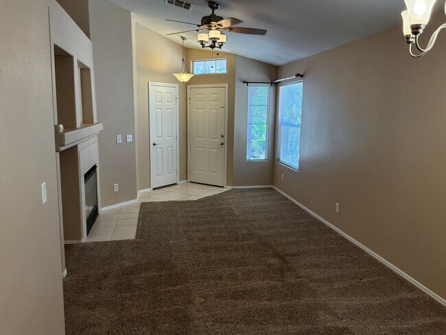 Building Photo - Single Story 3 bedrooms 2 bathrooms 2 car garage
