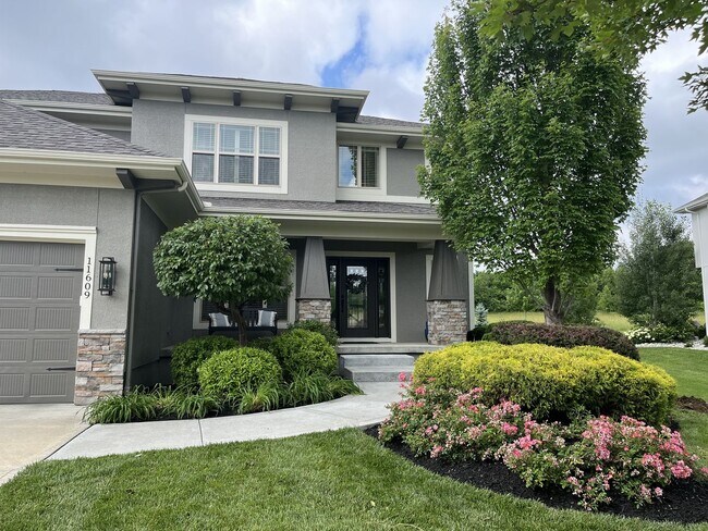 Building Photo - 5BR/5BA | Single Family Home | 3-Car Garage Parking | Fenced backyard