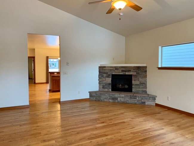 Building Photo - 3 Bed 2 Bath Single Home with wood floors ...