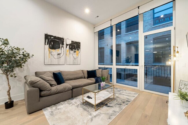 Foto del edificio - 318 W Grand Ave