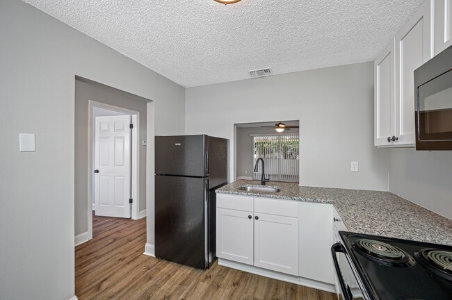 Building Photo - UNDER NEW MANAGEMENT - Armature Lake Apartments