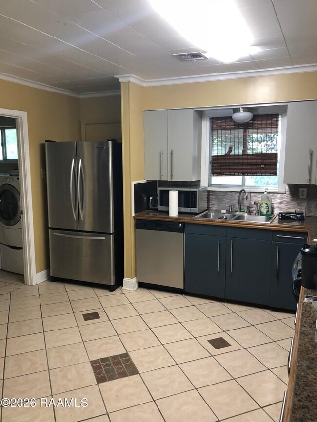 Building Photo - 108 Billeaud Ln