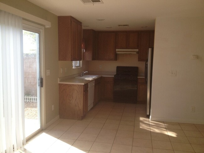 Foto del edificio - 3 Bed/2.5 bath. All Tile Downstairs. Open ...