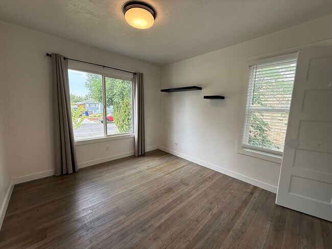 Building Photo - 909 Crandall Ave S