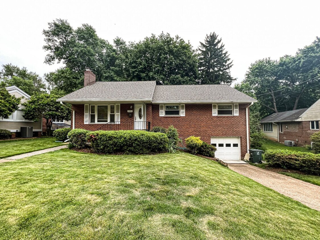 Foto principal - Sunny and Bright 4 Bedroom 3 Bath 2 Level ...
