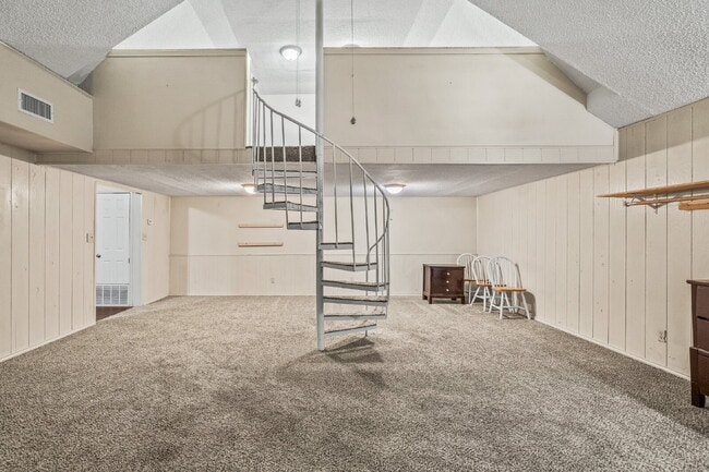 Building Photo - Large Efficiency w/ Loft, Minutes from TTU & Medical District