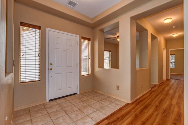 Building Photo - Beautiful 2 bed + den, 2 bath townhome in ...