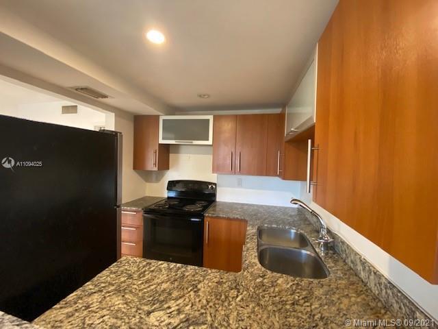 Foto del edificio - 650 NE 61st St