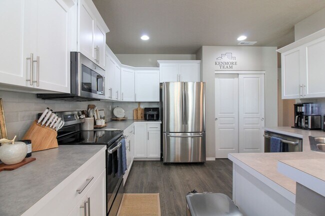 Foto del edificio - FURNISHED: 3 Bedroom, 2 Bath Home in South Richland