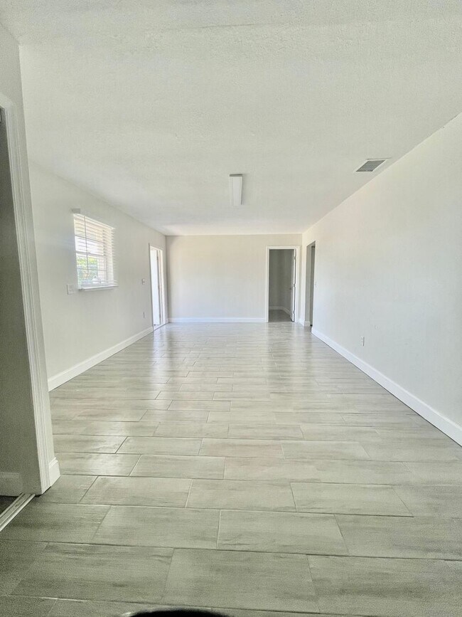 Foto del edificio - NEWLY RENOVATED SINGLE LEVEL 3 BEDROOM UNITS ON A QUIET STREET