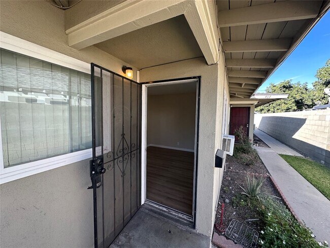 Building Photo - 415 W Crescent Dr