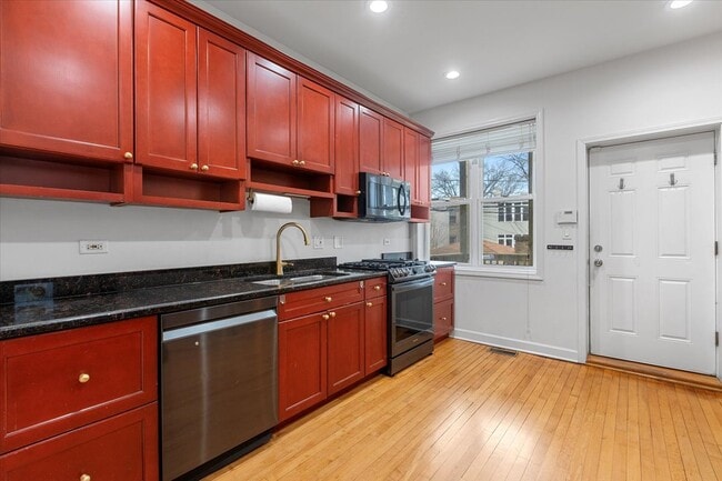 Building Photo - 6445 N Greenview Ave