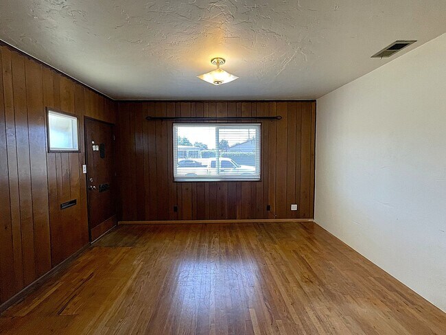 Foto del edificio - Centrally Located Two Bedroom Home