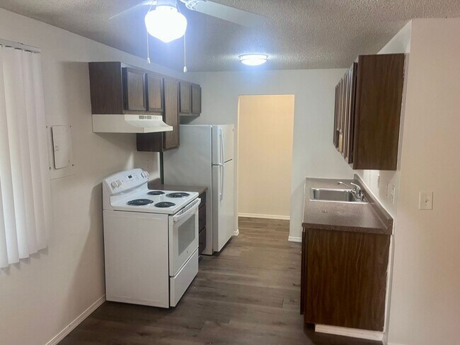 Foto del edificio - Single level top floor 1 bed Flat w/Covere...