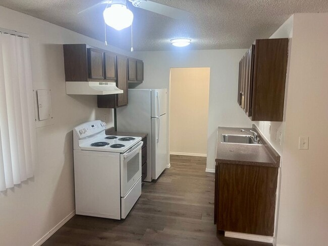 Building Photo - Single level top floor 1 bed Flat w/Covere...