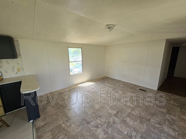 Building Photo - 123 Fred Dr