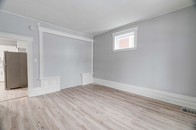 Building Photo - 32 Mackay Av