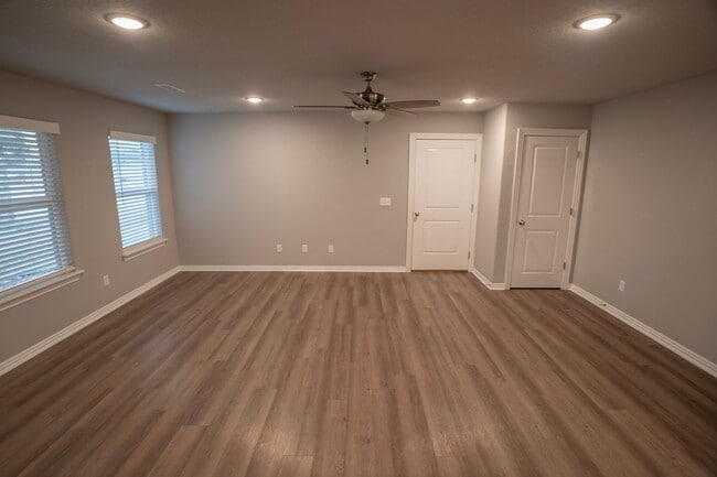 Building Photo - Beautiful 3 Bedroom 2 Bath Duplex!