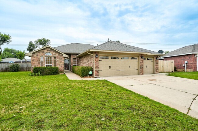 Foto del edificio - Amazing 4BD/3BTH home with a 3 car garage ...