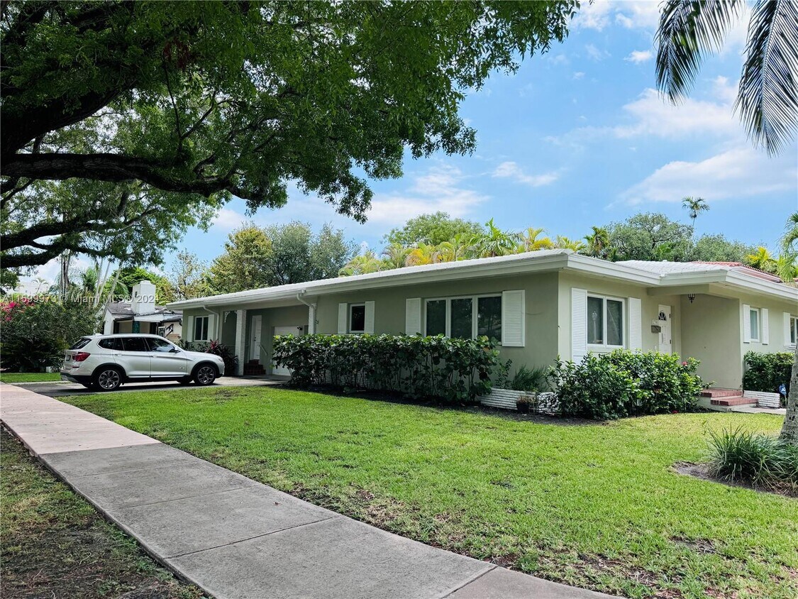 Primary Photo - 2701 Segovia St