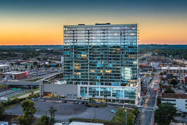 Building Photo - 2 Bed, 2 Bath Luxury High-rise Condo w/ Pa...