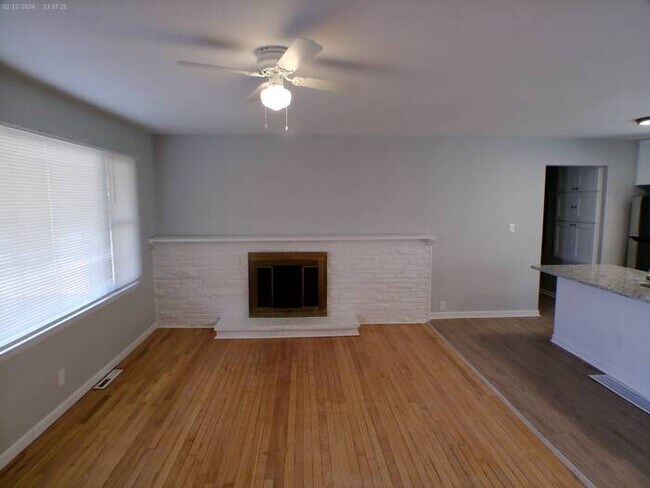Foto del edificio - Charming 3 bedrooms and 1 bath brick ranch located on E Erickson Rd in Independence