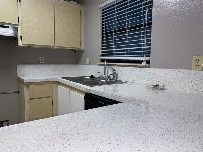 Foto del edificio - LEASE NOW AND ENJOY 50% OFF 2ND MONTH! Spa...