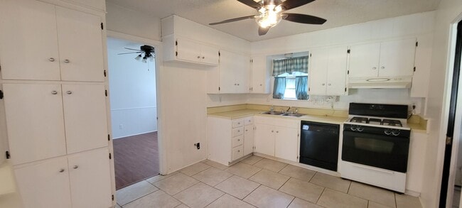 Building Photo - Gorgeous 3 bedroom/1.5 bath home!