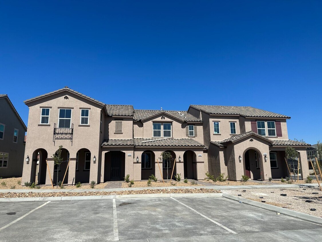 Foto principal - New in Henderson!!