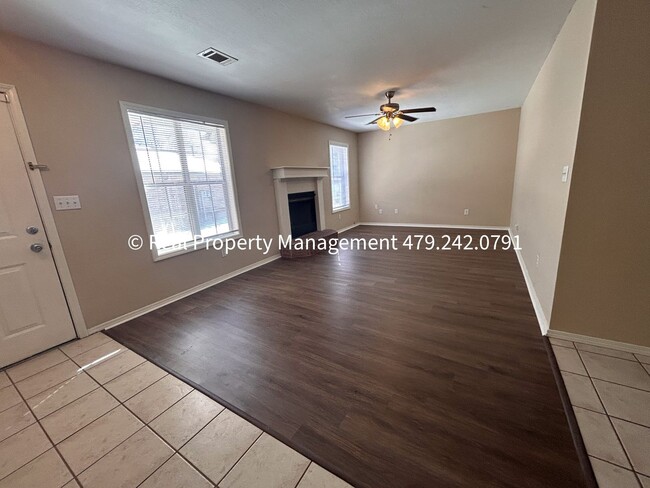 Foto del edificio - $980 MOVE IN SPECIAL! Greenwood Duplex! - ...