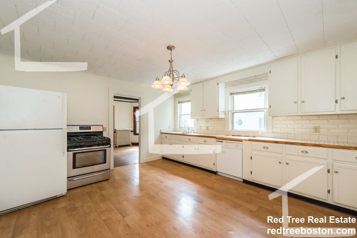 9/1 Spacious Oak Square 4BR/2BA w/free laundry, parking, deck! - 9/1 Spacious Oak Square 4BR/2BA w/free laundry, parking, deck!