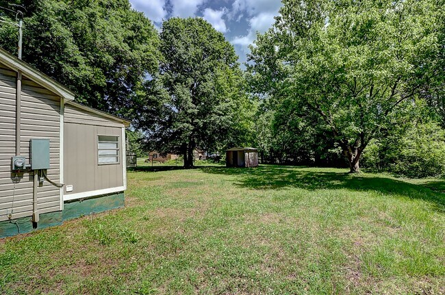 Building Photo - 300 Bates Ave