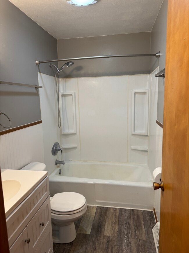 Building Photo - 404 E Spring Ave