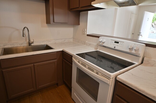 Foto del edificio - 2 Bedroom Apartment -Las Vegas -NO PETS -1...