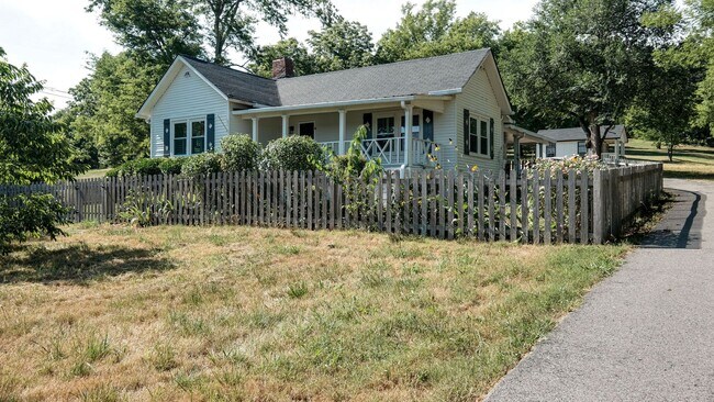 Building Photo - 3 Bed, 2 Bath Charming renovated home in q...