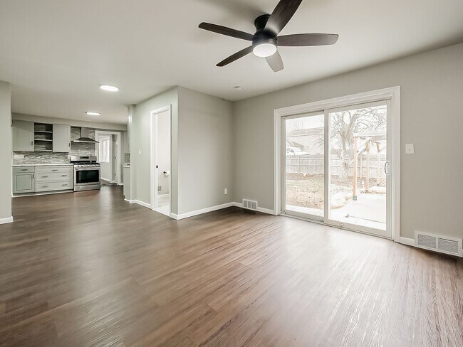 Foto del edificio - AVAILABLE NOW! Charming 3-Bed Home with Spacious Yard in Van Buren Township