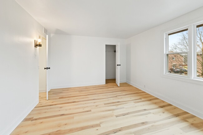 Foto del edificio - 28 Dunlap Rd