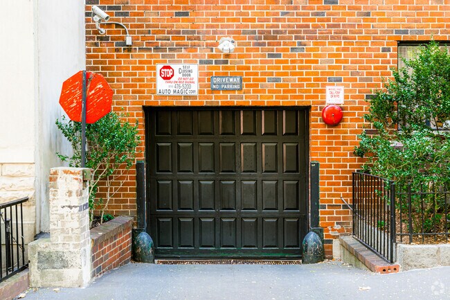 Entrada de garaje - 510 E 85th St