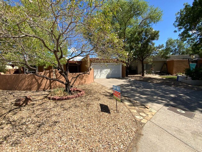 Foto del edificio - 3 Bedroom Single Story Home Available Near...