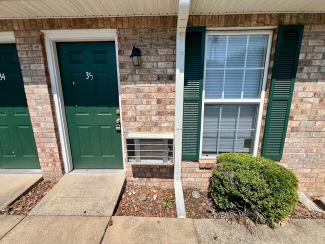 Building Photo - *Upgraded Unit* 1 Bed, 1  Bath Apartment -...