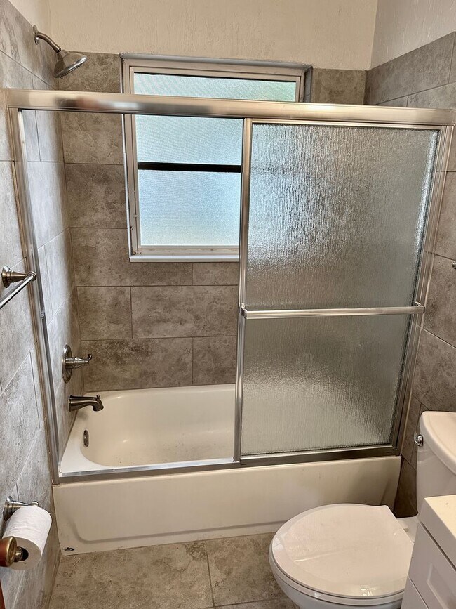 Foto del edificio - Stunningly Renovated 2/1 near the water av...
