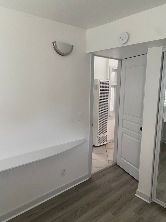 Building Photo - 817 De la Vina St