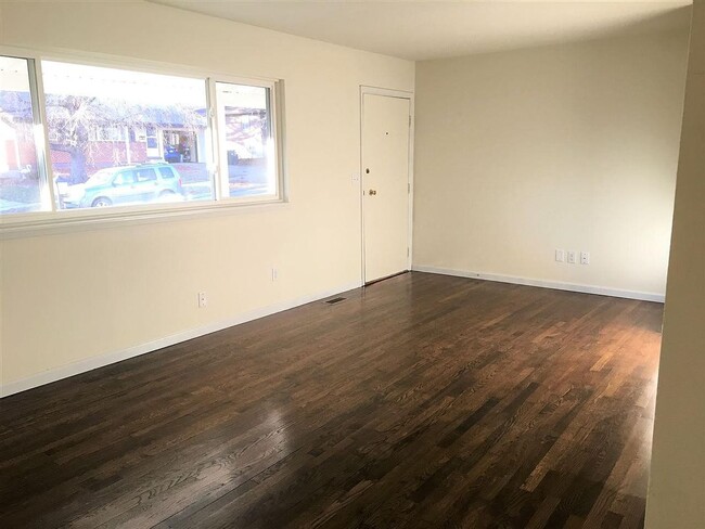 Building Photo - Beautifully Renovated - 3 Bedroom Home