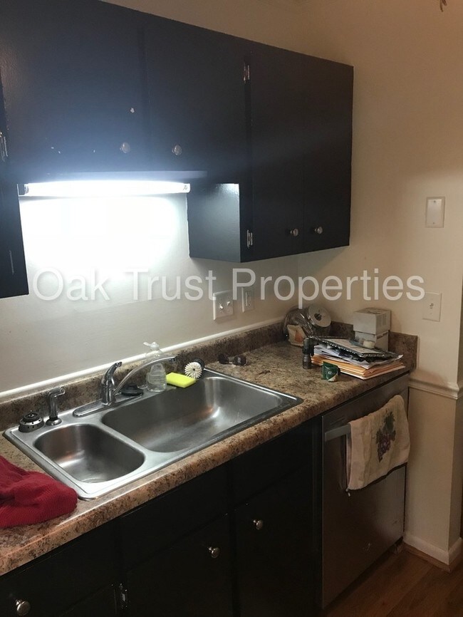 Building Photo - Lakeside James Island Townhouse