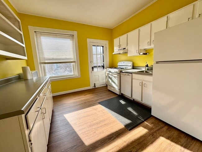 Building Photo - 378 Riverway
